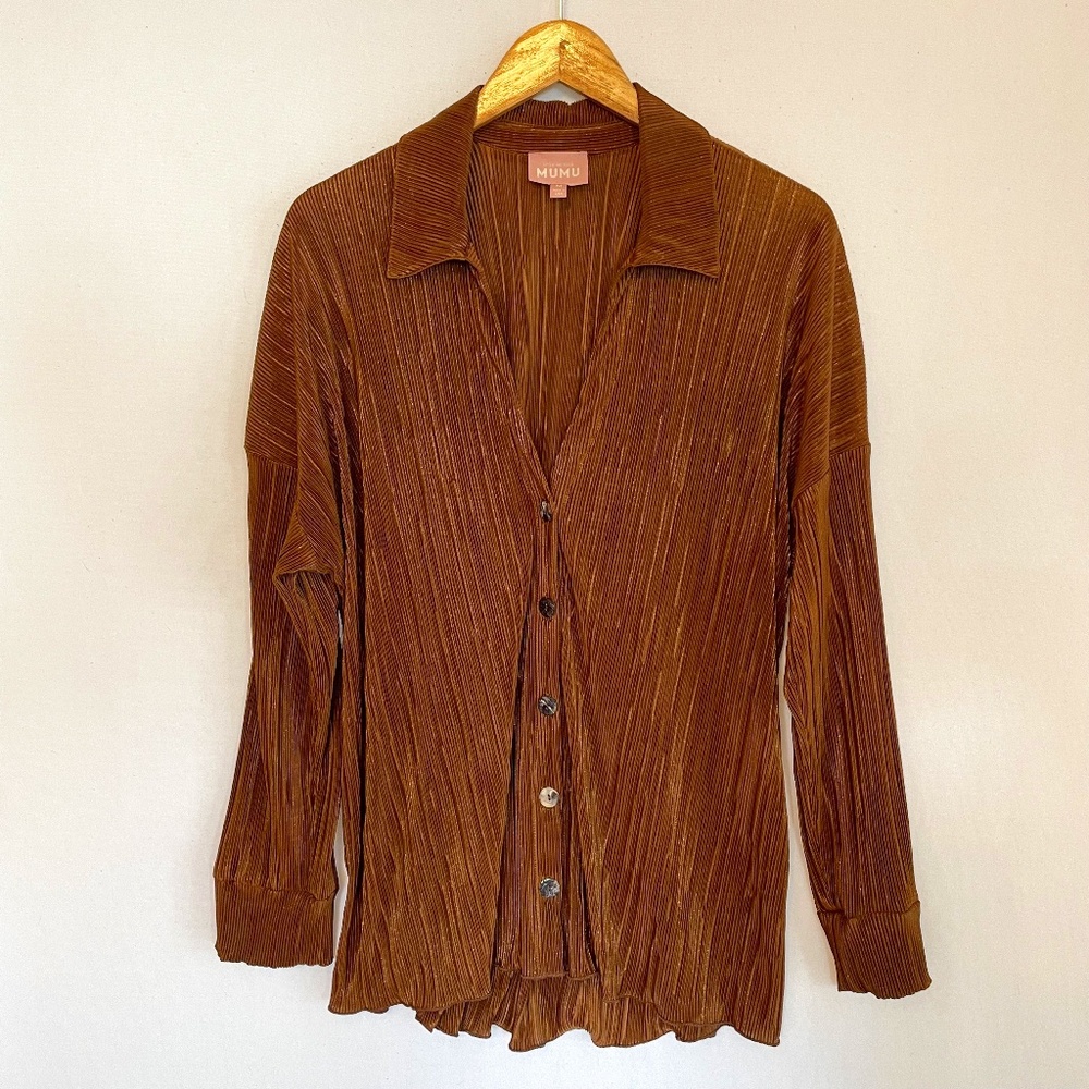 SHOW ME YOUR MUMU Women's Medium Everywhere Button Down Top in Chocolate Pleat